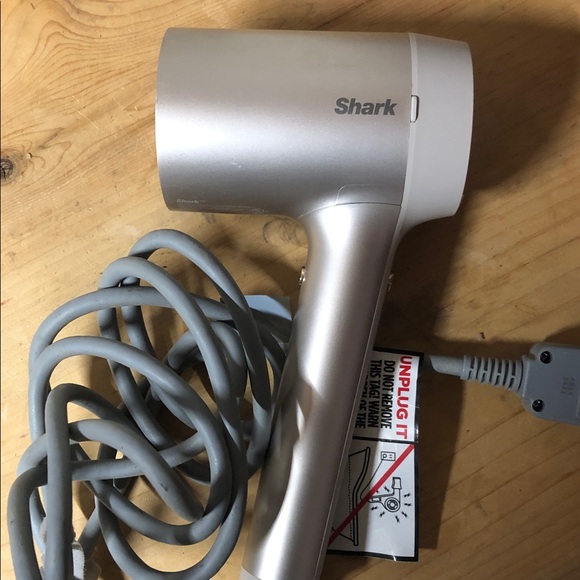 Shark hair dryerNo boxNo attachmentsHaven’t been used in a long time